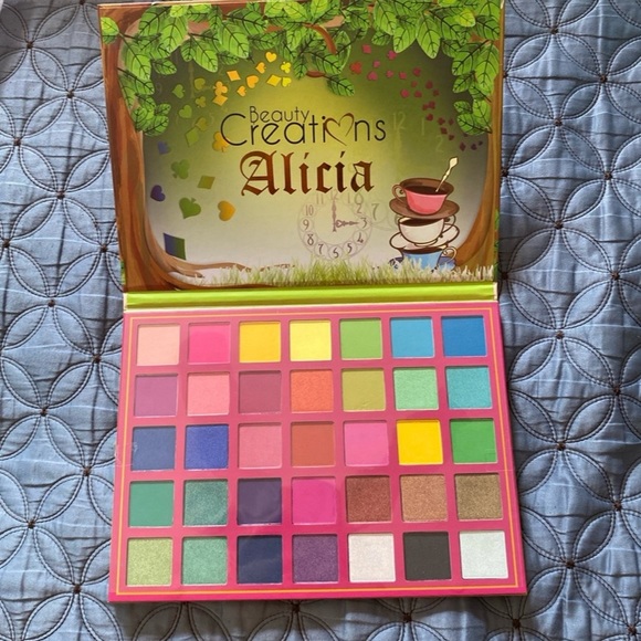 Alice in Wonderland Eyeshadow Pallet - Picture 2 of 2